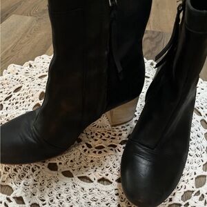 Tom’s Black Leather Women's ankle Boots with zipper heels 7.5